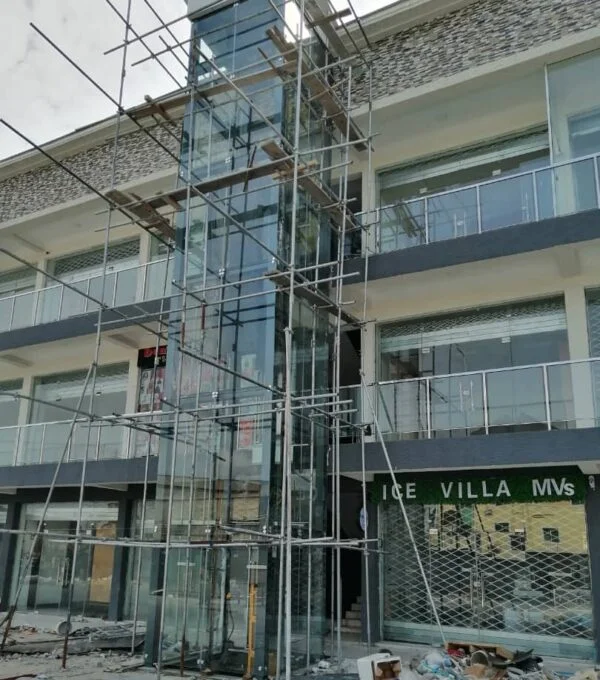 Elevator installation in a commercial building